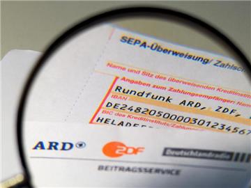 Anschreiben zu den Rundfunkgebühren und ein Überweisungsschein für ein Jahr Rundfunkgebühr. Foto: Arno Burgi/Symbol