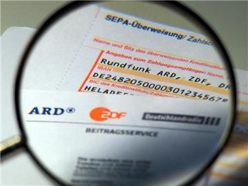 Anschreiben zu den Rundfunkgebühren und ein Überweisungsschein für ein Jahr Rundfunkgebühr. Foto: Arno Burgi/Symbol