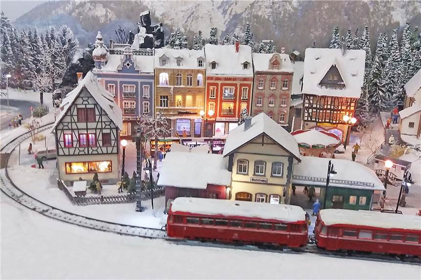 Ansgar Hallermann reist aus Bonn an. In seinem Gepäck (Auto) transportiert er eine wunderschöne Schneelandschaft mit Bergen und Tälern, fahrenden Modellautos und schnaubenden Zügen.