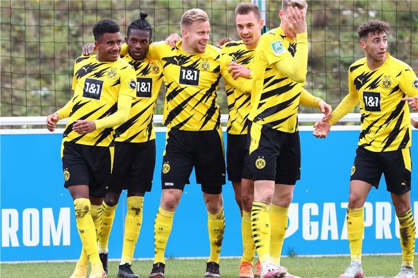 „Das kann man so machen“: BVB-U23 demontiert Schalke mit 5:1 Ansgar Knauff (l.) leitete mit seinem Treffer zum 1:1 die Wende für den BVB II im Revierderby ein.