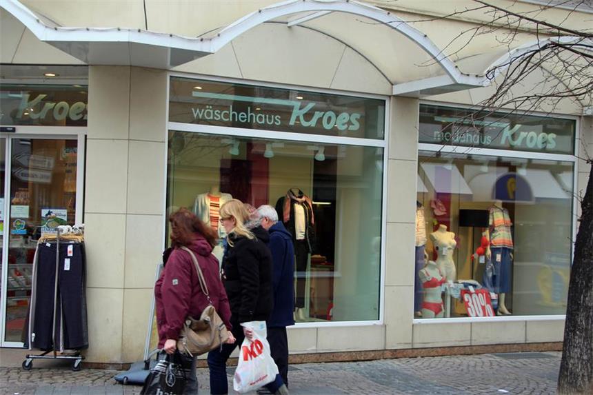 Werner Modehaus Kroes eventuell vor der Rettung Ansicht des Wäschehauses Kroes an der Ecke Am Markt/Bonenstraße.