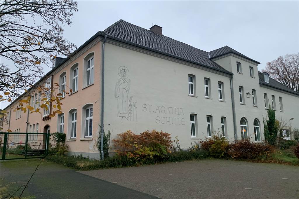 Ansichtssache: Das Relief der Schutzpatronin der Schule, die hl. Agatha, die vom Künstler Hermann Moog als selbstbewusste, aufrechte Frauenfigur dargestellt worden ist, kann so nicht über die Zeit gerettet werden. Aber es gibt eine Lösung.