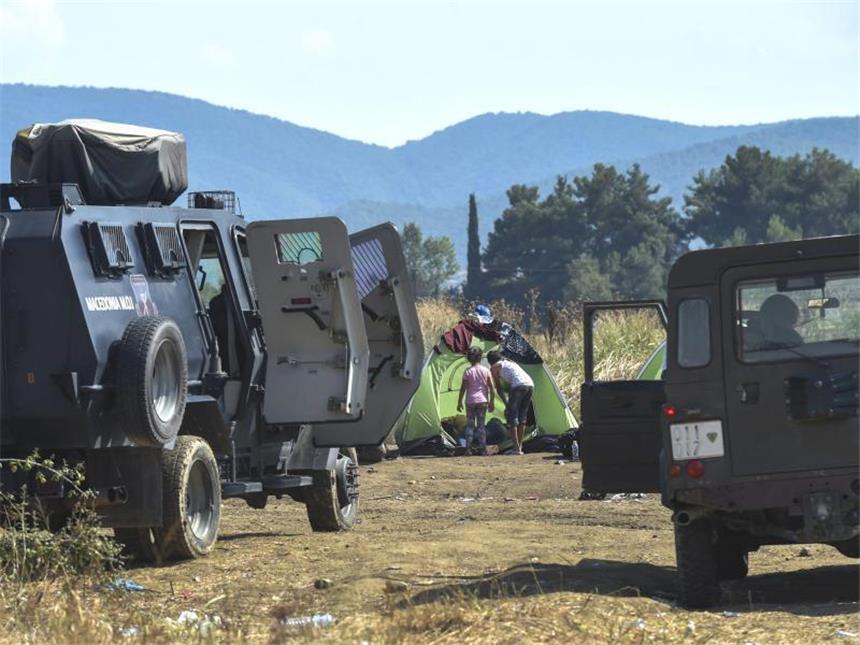 Mazedonien erklärt wegen Flüchtlingen Notstand an Grenzen Anspannung an der Grenze zwischen Mazedonien und Griechenland: Wegen der Massenflucht hat das Land an seiner Südgrenze den Notstand erklärt. Foto: Georgi Licovski