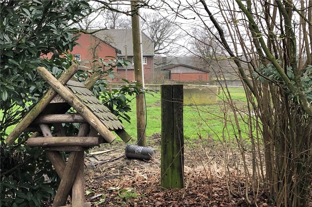 Seit Wochen kein Internet: Totalausfall nervt Landwirtsfamilie Hagemann Anstatt die Trommel mit der Glasfaserleitung 80 Zentimeter tief in die Erde zu lassen, legten Mitarbeiter der Deutschen Glasfaser die Kabeltrommel einfach in die Wiese.