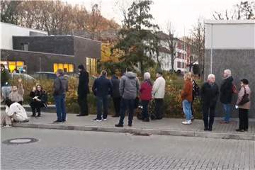 Anstehen vor der Impfstelle Unna in der Kreissporthalle: Später sollen Menschen ins Gebäude gedrängt haben, sodass die Polizei gerufen wurde. Lange Wartezeiten wie hier am 12. November sollen künftig durch eine vorherige Terminvergabe verhindert werden.