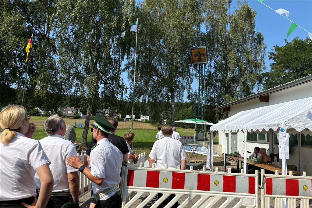 Viele Menschen stehen zum Insignien-Schießen an.