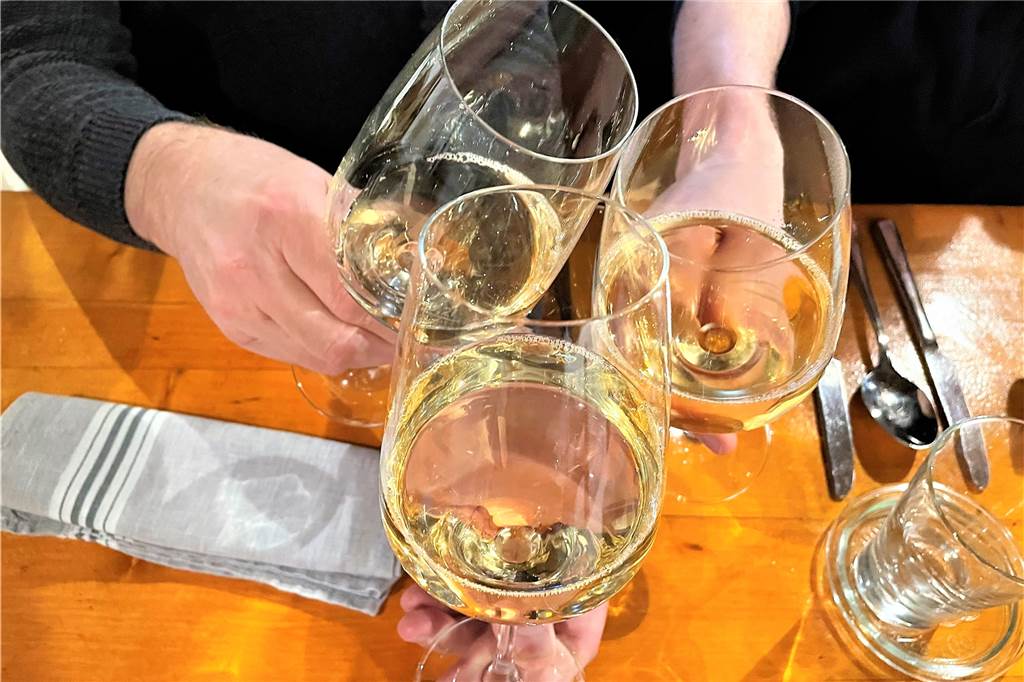 Menükarussell im „Kerstins“: Filet vom Island-Lamm gehört zu den Gewinnern Anstoßen mit Grauem Burgunder: Wir freuen uns auf das Vier-Gänge-Menü im Huckarder Restaurant.