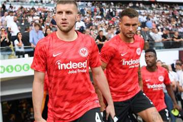 Ante Rebic (l) wird der Frankfurter Eintracht weiter fehlen. Foto: Arne Dedert