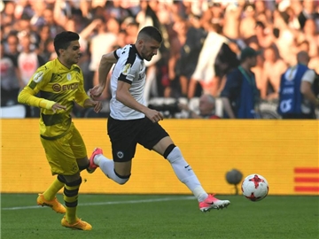 Ante Rebic (r) wird Frankfurt verlassen. Foto: Bernd Thissen