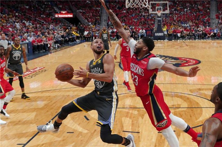 Titelfavorit Golden State patzt gegen New Orleans Anthony Davis (M) von den New Orleans Pelicans blockt Stephen Curry (l) von den Golden State Warriors. Foto: Gerald Herbert/AP