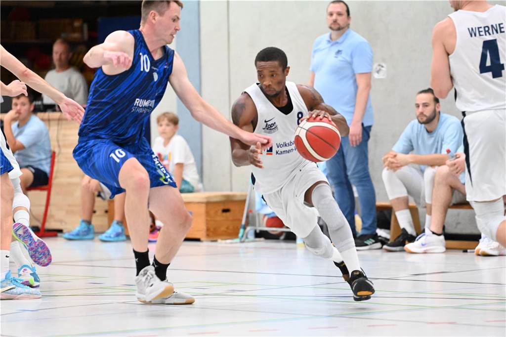 Anthony Hodge dribbelt den Ball.
