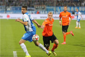 Anthony Losilla (links) und die VfL-Kicker brauchten einen langen Anlauf, um ins Spiel zu kommen.