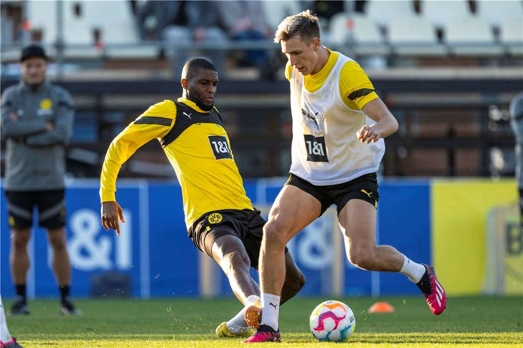 Gewinner und Verlierer des BVB-Trainingslagers: Dahoud legt zu – Modeste hinkt hinterher Anthony Modeste im Zweikampf mit Nico Schlotterbeck.
