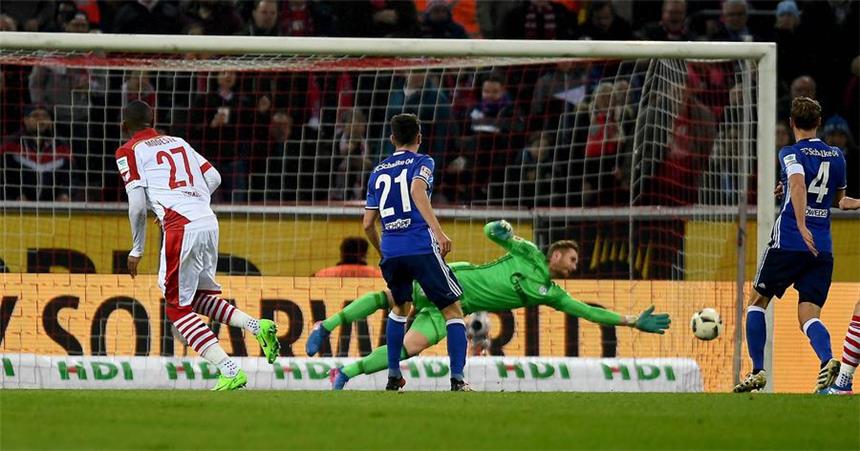 Anthony Modeste beendet die Schalker Siegesserie Anthony Modeste (l.) zeiht ab, Schalkes Torhüter Ralf Fährmann ist chancenlos.