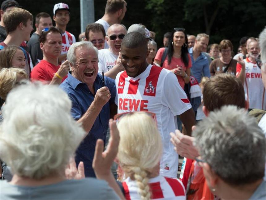 Anthony Modeste (M) hat sich nach seinem Wechsel nach China mit einer emotionalen Botschaft via Instagram von den Fans in Köln verabschiedet. Foto: Federico Gambarini