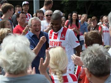 Anthony Modeste (M) hat sich nach seinem Wechsel nach China mit einer emotionalen Botschaft via Instagram von den Fans in Köln verabschiedet. Foto: Federico Gambarini