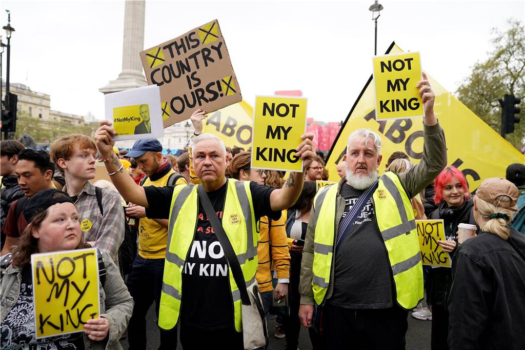 Krönung von Charles III. in London: Gästeliste, Ablauf, Programm Anti-Monarchie-Demonstranten demonstrieren in der Nähe der Prozessionsroute für die Krönung des britischen Königs Charles III.. Zur Krönung von König Charles III. werden Hunderttausende Menschen auf den Straßen Londons erwartet.