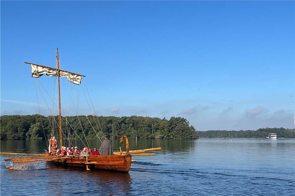 Römerschiff und Fahrgastschiff begegnen sich.