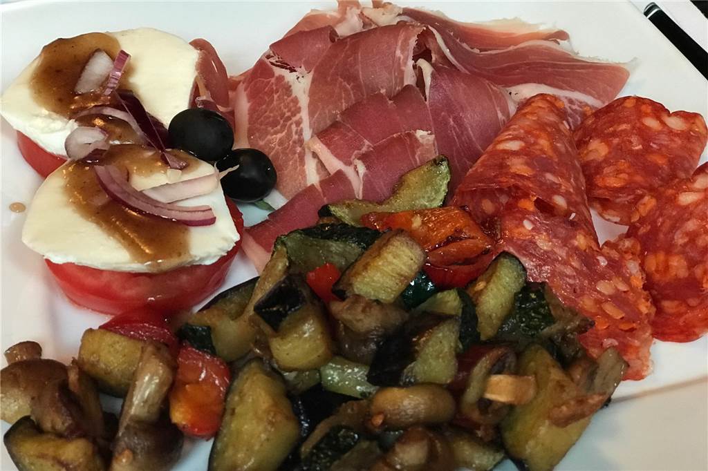 Bei Il Carciofo in der Castroper Altstadt gibt es italienisches Familien-Flair Antipasti-Variationen zur Vorspeise: Der Teller war üppig gefüllt.