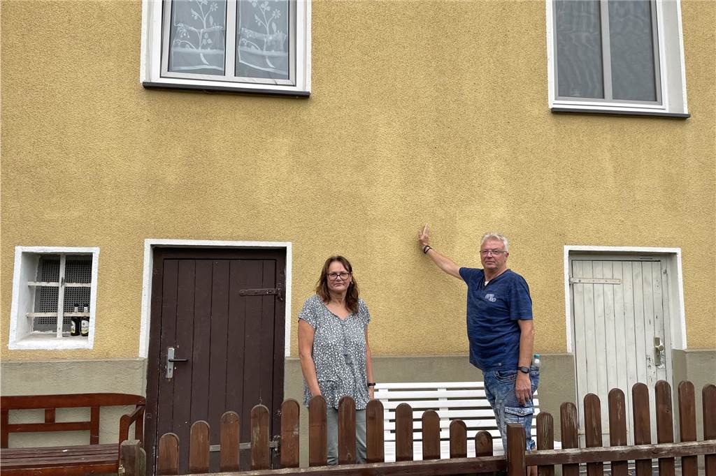 Vivawest-Mieter bangen um ihr Zuhause: „Das wäre mein Untergang“ Antje (59) und Rolf (61) Adam zeigen den neuen Messpunkt, an dem sich die Einteilung der Gärten orientiert. Das Ehepaar verliert an der linken Grundstücksseite drei Meter, an der rechten bekommt es zwei dazu. Viele Umbauten im Garten sind deshalb nötig.