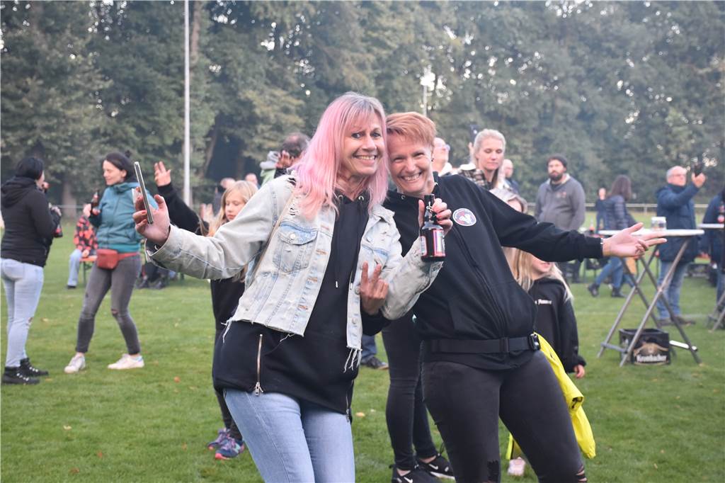 Mit vielen Fotos: Rockfield-Festival bringt den Stadtpark zum Beben Antje Hackfort(48) und Saskia Polkerman(46) sind zusammen zum Rockfield Festival gekommen und stellten sich dort direkt in die erste Reihe.