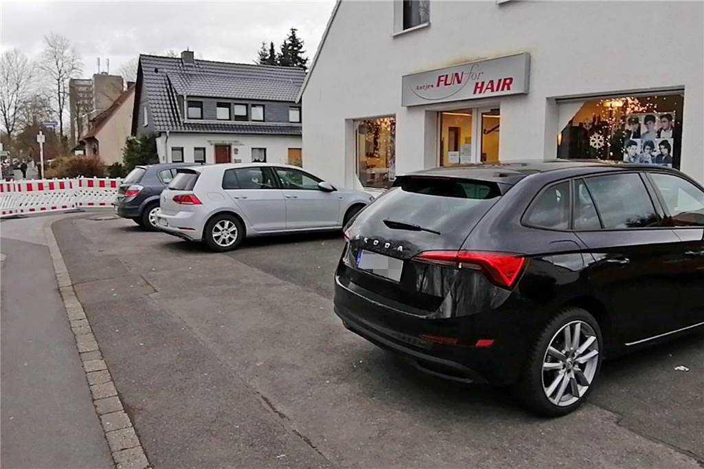 Friseurmeisterin ärgert sich über eine Baustelle, auf der niemand baut Antje Parlak wirbt für ihren Salon "Antjes Fun for Hair" mit den Parkplätzen direkt vor der Tür. Einparken und Rangieren bleiben hier vorerst schwierig.