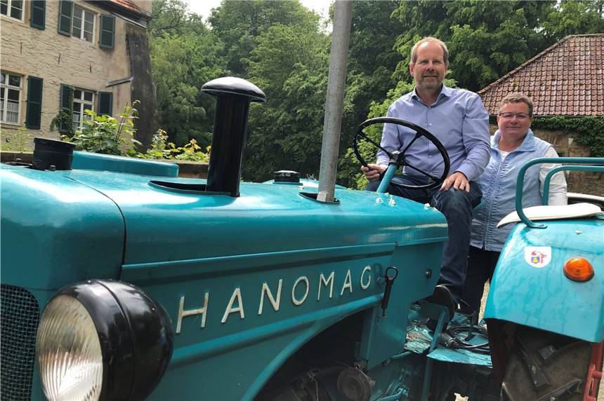 Heimatmuseum Lütgendortmund lädt Trecker-Fans wieder zum Wasserschloss Dellwig ein Antje Steber und Uwe Kolter mit dem Hanomag des Heimatmuseums. Am Sonntag streht der Trecker für Ausfahrten bereit.