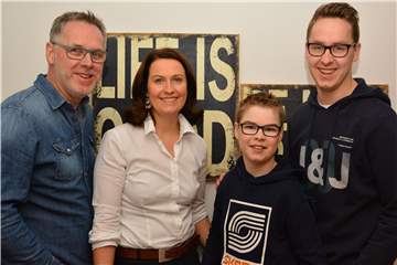 Anton (2.v.r) fühlt sich im Kreise seiner Eltern und seines Bruder Niklas (r.) am wohlsten. Sein beschwerlicher Lebensweg verlangte der Familie mehr ab, als man sich vorstellen kann. Doch Familie Callenbeck hat das Lachen nie verlernt.