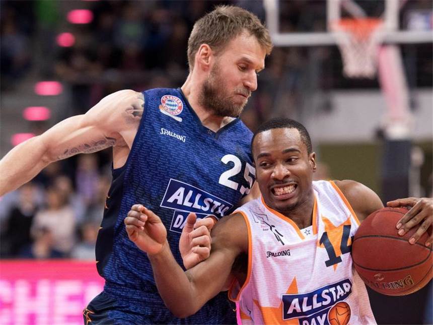 Team International gewinnt Allstar-Spiel der BBL Anton Gavel (l, FC Bayern München) und Josh Mayo (Telekom Baskets Bonn) kämpfen beim Allstar-Game der Basketball Bundesliga im Telekom-Dome in Bonn um den Ball. Foto: Marius Becker