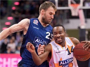 Anton Gavel (l, FC Bayern München) und Josh Mayo (Telekom Baskets Bonn) kämpfen beim Allstar-Game der Basketball Bundesliga im Telekom-Dome in Bonn um den Ball. Foto: Marius Becker
