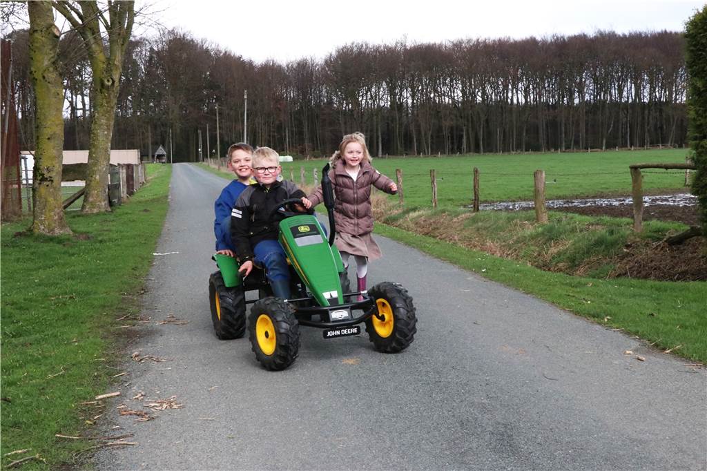 Büren: Zusammenhalt wird groß geschrieben, ohne eigenes Auto ist man aber aufgeschmissen Anton Heming (10, am Steuer), sein Cousin Jason Upgang (10) und Josefine Heming (6) genießen das Landleben in Büren: Mit dem Kettcar können sie einfach vom elterlichen Hof losfahren ins Grüne. Diese Freiheit schätzen viele Bürener.