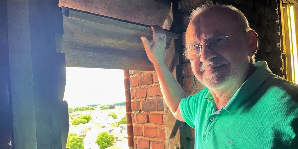 Das Geheimnis der Kirchturmspitze: Anton Klosa enthüllt besonderen Brief Anton Klosa steht an einem offenen Fenster im Kirchturm der Sixtus Kirche in Haltern.