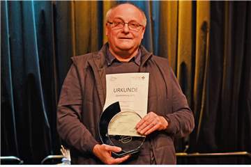 Anton Lampen von der DLRG-Ortsgruppe Dorsten und dem SV Delphin Dorsten wurde am Freitag mit dem Ehrenpreis des Dorstener Sports ausgezeichnet.
