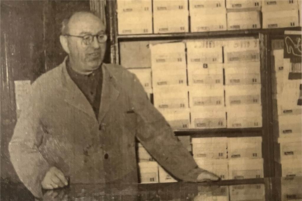 90 Jahre Schuhhaus Plagge und die Geschichte ist noch nicht auserzählt Anton Plagge vor Schuhkartons