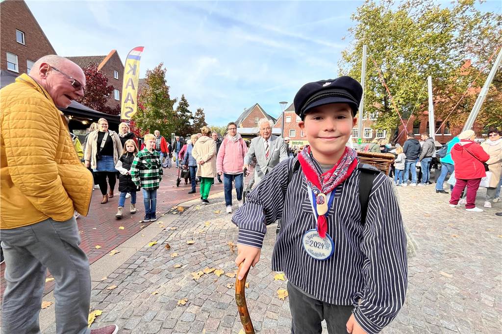 Anton Roßdeutscher steht in Kiepenkerl-Tracht auf dem Stadtlohner Markt.