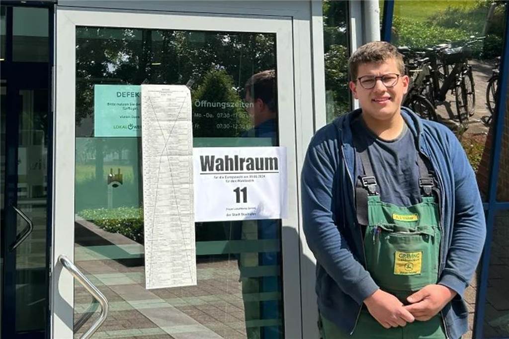 Erstwähler vor dem Wahllokal