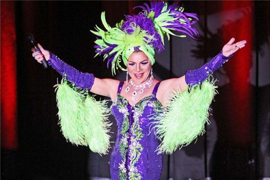 „Winter auf Schloss Sythen“ - Dinner-Abende im beheizten Zelt Antonella Rossi bringt eine Travestie-Show mit nach Sythen.
