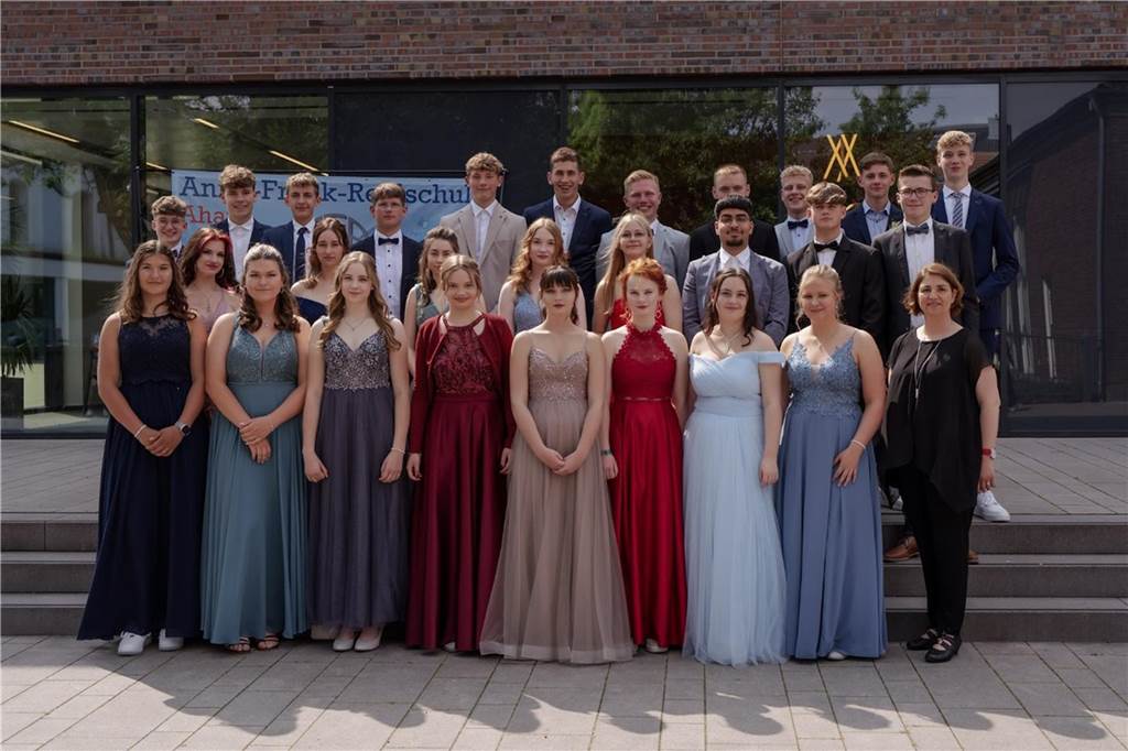 Anne-Frank-Realschule Ahaus: 150 Abschlusszeugnisse feierlich überreicht Antonia Althaus, Henning Bücker, Louis Eiseminger, Bennet Elkemann, Angelina Epping, Erik Flachsland, Nick Fleer, Vitus Johannes Grimm, Finn Haverkock, Julius Hintemann, Vanessa Hund, Lynn Laschinski, Konrad Laurenz, Anna Klara Liesner, Rina Litvinov, Carla Oeing, Ashour Oshana, Theo Pieper-Weitze, Leandra Pries, Lea Räckers, Paul Rensmann, Viktoria Schumakow, Finn Vennekötter, Sidney Verhaaf, Maja Charlotte Vinkelau, Alissa Weiß, Fiona Weiß