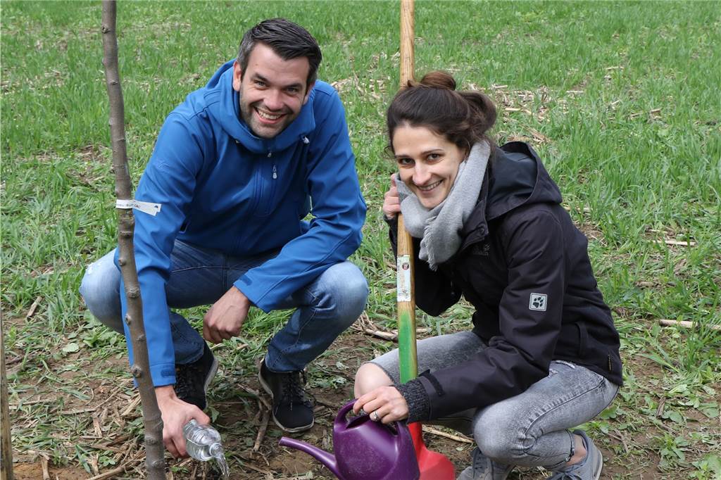 Ehepaare pflanzen Hochzeitsbäume für ihre Liebe im Halterner Herzogstal Antonia und Marius Brinkert aus Haltern pflanzten ein Jahr nach ihrer Hochzeit einen Baum.