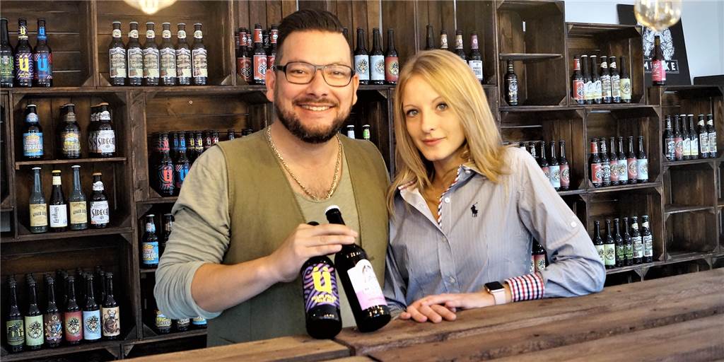 ARD-Polit-Talkmagazin lädt Dortmunder Gastronomen ein: Er hat Forderungen Antonio Link und seine Frau Marta mit Bierflaschen am Tresen.