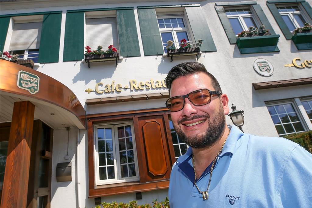 Essen bestellen im „Ghost-Restaurant“ ist gar nicht gruselig Antonio Link von „Hopfen und Salz“ vor seiner Gastronomie in Lütgendortmund