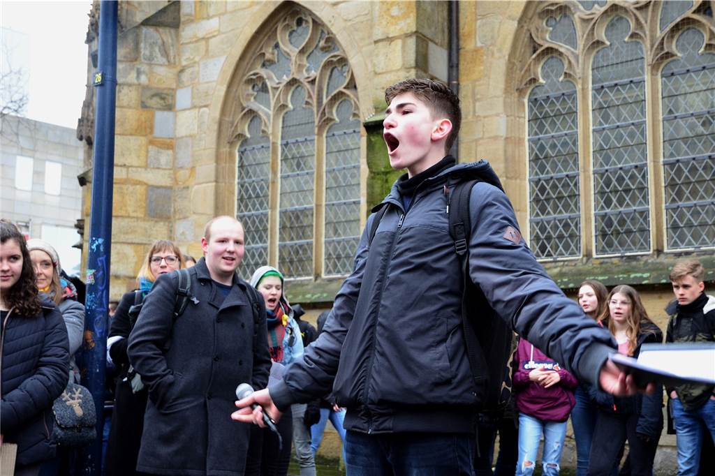 Vorbild Greta: Der Dortmunder Antonio Pittau (16) kämpft für‘s Klima Antonio Pittau (vorne) hat am Freitag das erste Mal eine Rede gehalten – kam aber schon wie ein Profi rüber.