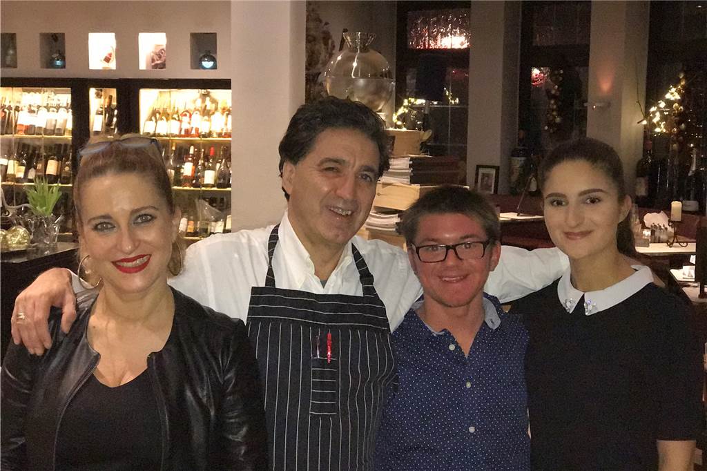Abstand und Spuckschutz: Geschäfte in Lünen öffnen am Montag wieder Antonio Rizzo (2.v.l.) und seine Familie können das „Bella Italia“ weiterhin nicht öffnen, bieten aber einen erweiterten Lieferservice an.