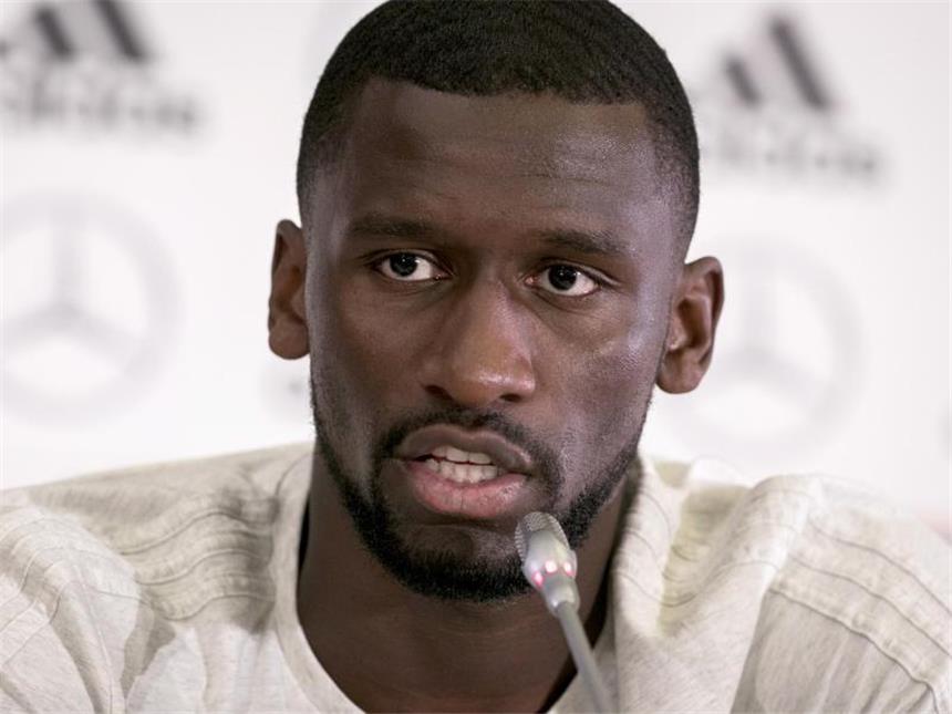 Antonio Rüdiger bei der Pressekonferenz in Sotschi. Foto: Christian Charisius