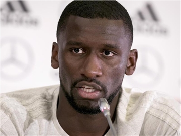 Antonio Rüdiger bei der Pressekonferenz in Sotschi. Foto: Christian Charisius