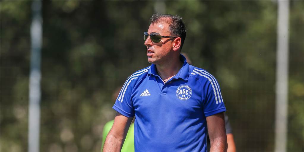 ASC 09 Dortmund verpflichtet TuS 05 Sinsens Westfalenliga-Trainer für das Oberliga-Team ASC-Trainer Antonios Kotziampassis steht mit Sonnenbrille am Spielfeldrand.