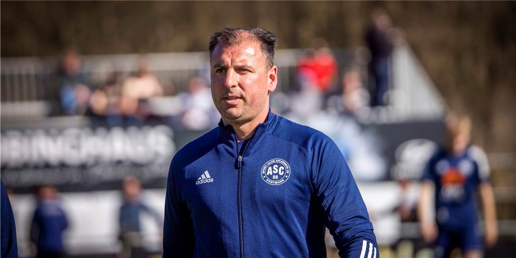 Wunschspieler unterschreibt beim ASC 09 Dortmund – „Ich bin ein Mentalitätsmonster“ ASC-Coach Antonios Kotziampassis steht am Spielfeldrand.