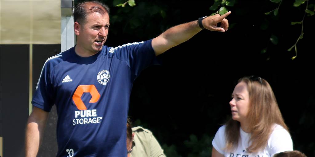 ASC 09 Dortmund verpflichtet noch einen neuen Stürmer - mit Regionalliga-Erfahrung ASC-Trainer Antonios Kotziampassis zeigt in eine Richtung.