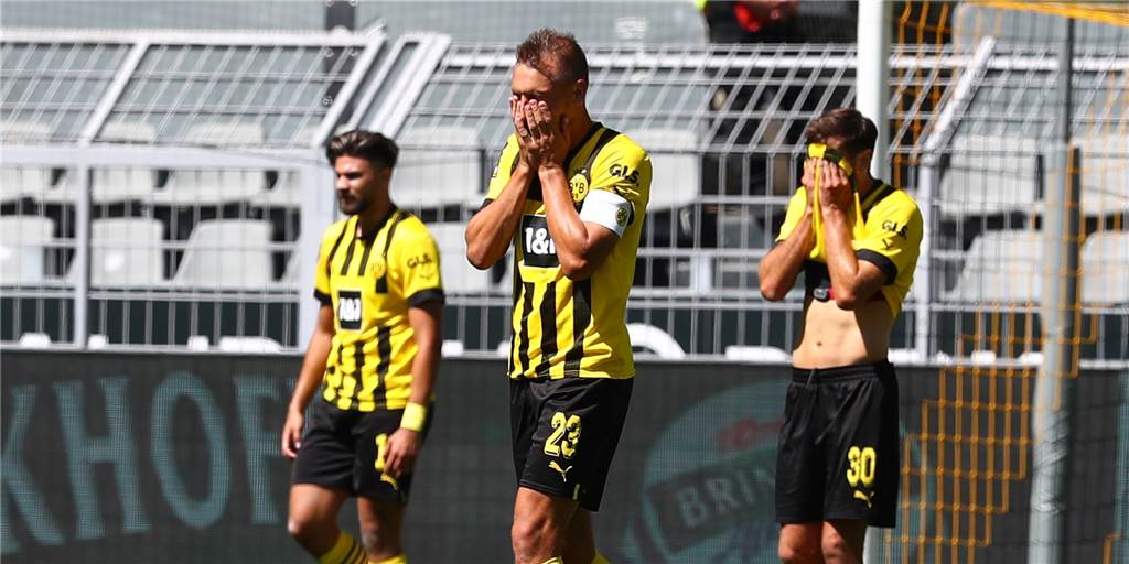 Antonios Papadopoulos, Franz Pfanne und Niklas Dams gehen enttäuscht vom Platz.