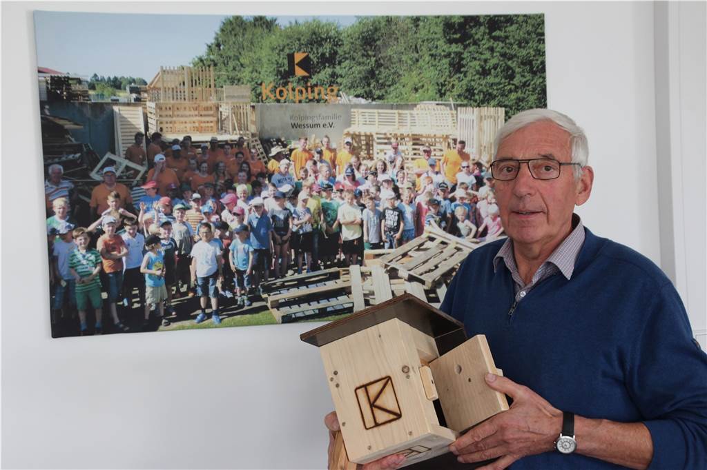 Antonius Terbeck und Jan Gerling sind die Motoren der Kolpingfamilie Antonius Terbeck mit einem selbst gebauten Hummelhaus.